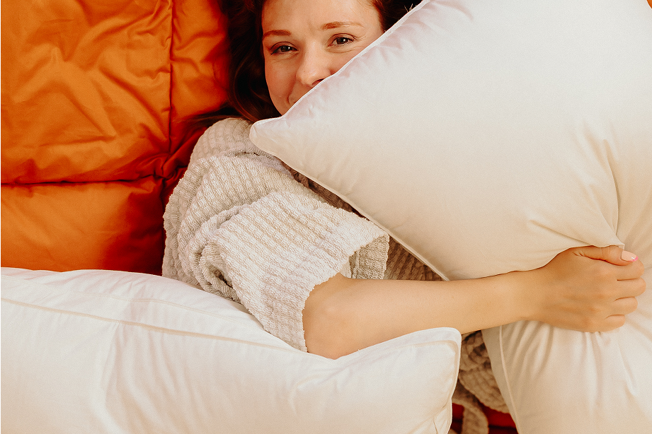 Sostegno ergonomico in piuma e fiocco: l'allineamento ideale per il tuo riposo